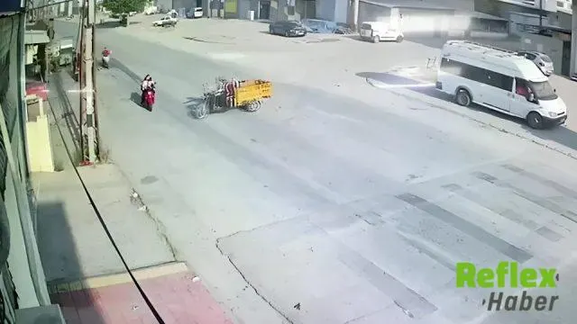 Adana’da ehliyetsiz sürücünün kullandığı 3 tekerlekli motosiklet anne ve çocuklarına çarptı