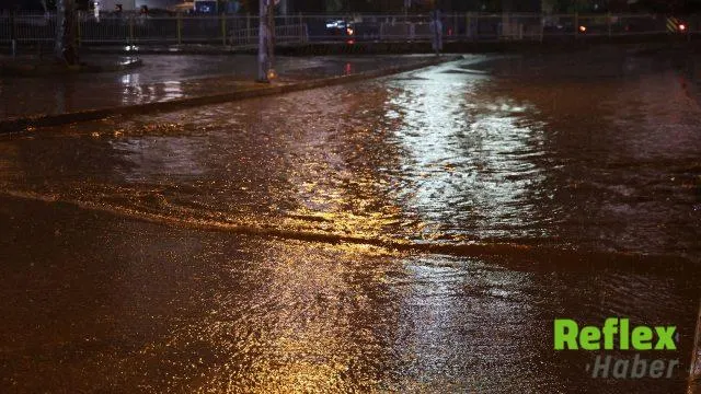 İ̇zmir'de Gök Gürültülü Sağanak Su Birikintilerine Yol Açtı