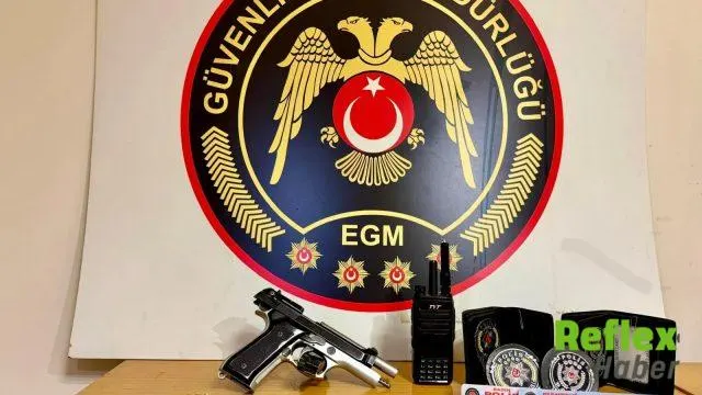 İ̇zmir’de Sosyal Medya Paylaşımlarına Operasyon: Evinden Tabanca Ve Kokartlar Çıktı