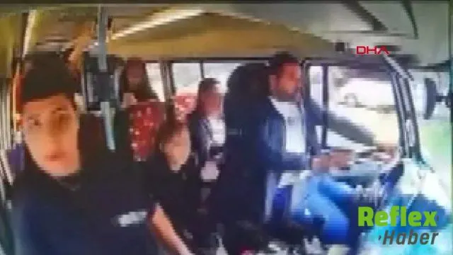 Adana'da Yolcularla Konuşan Minibüs Dolmuşa Çarptı