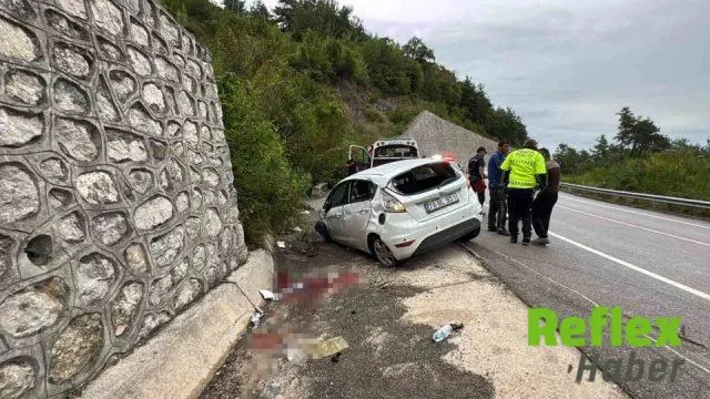 Amasra’da otomobil istinat duvarına çarptı: 3 yaralı