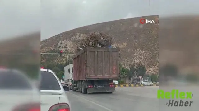 Hatay'da Hurda Yüklü Tır Trafikte Tehlike Saçtı