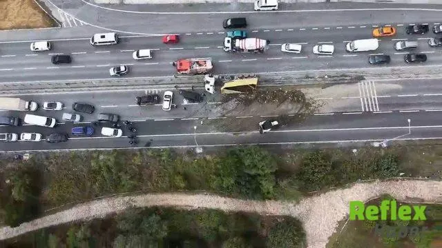 Arnavutköy Yolunda Hafriyat Kamyonu Devrildi