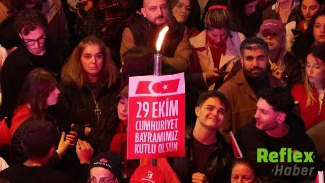Özgür Özel Kadıköy'de Cumhuriyet Vurgusu Yaptı