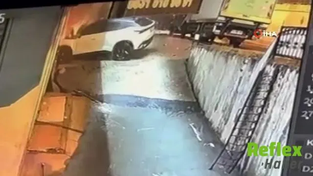 Beylikdüzü'nde İ̇şletmeye Dalan Otomobil Alev Aldı, Sürücüyü Vatandaş Kurtardı