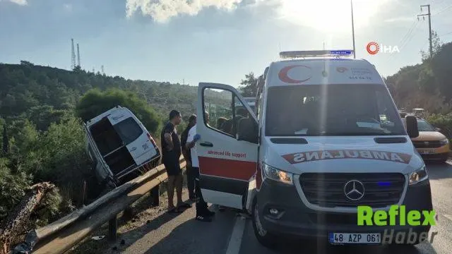 Makas Atan Otomobilin Çarptığı Minibüs Şarampole Uçtu: 2 Yaralı