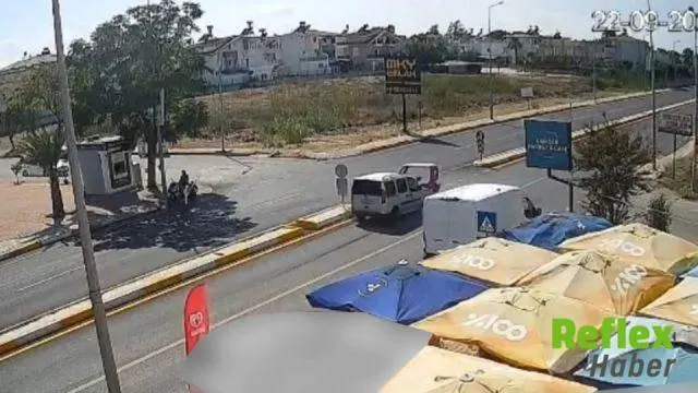 Antalya'da hafif ticari araç ile 3 tekerlekli motosiklet çarpıştı | VİDEO İZLE