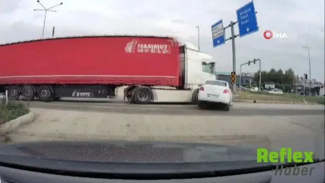Suluova Kavşağında Tırın Çarptığı Otomobildeki İ̇ki Kişi Yaralandı