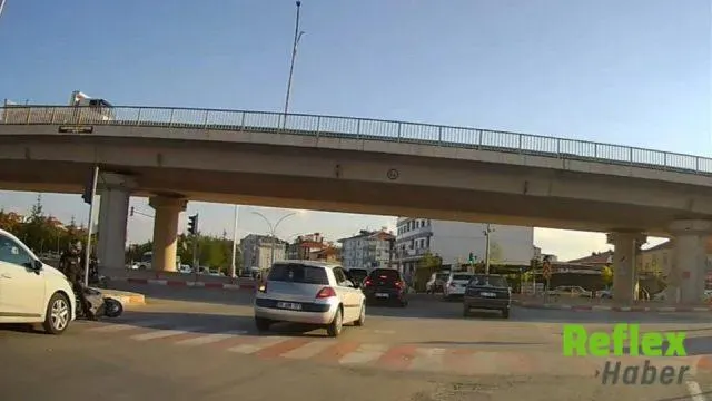 Karaman'da Kırmızı İşıkta Bekleyen Motosiklete Otomobil Çarptı