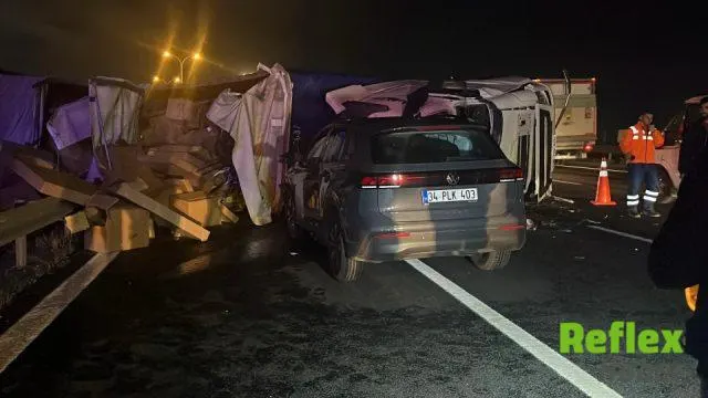 Dilovası'nda Kontrolden Çıkan Tır Karşı Şeritte Kazaya Yol Açtı