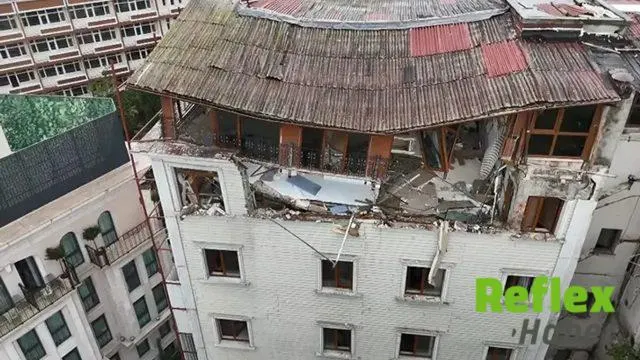 Fatih'te yıkım kararı bulunan otelin çatı katı çöktü