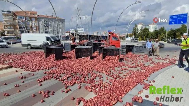 Karaman’da Kamyonetin Kasası Devrildi, Elmalar Yola Saçıldı