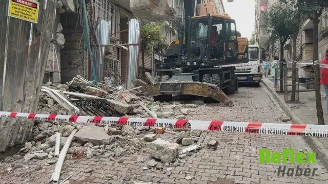 Beşiktaş'ta bina yıkımı sırasında hasar gören apartman tahliye edildi