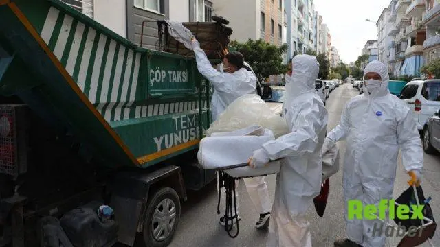 Manisa’da Bir Daireden 6 Kamyon Atık Çıkarıldı