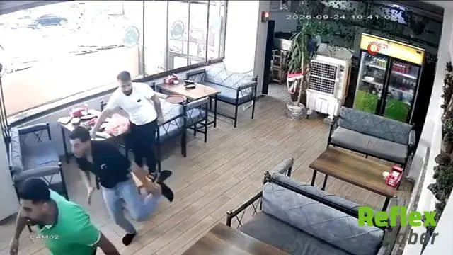 Depremde terliğini unutup çoraplarıyla kaçtı: O anlar kamerada | VİDEO İZLE