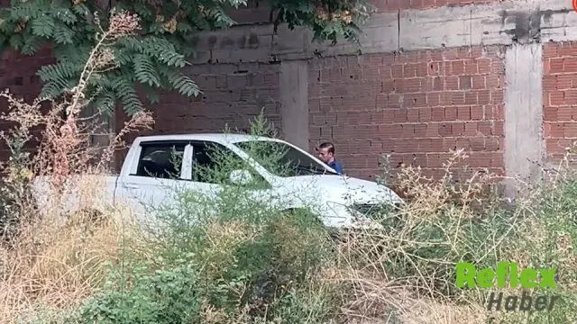 Bursa Osmangazi'de kendini otomobile kilitleyen kadın polisleri uzaklaştırmaya çalıştı