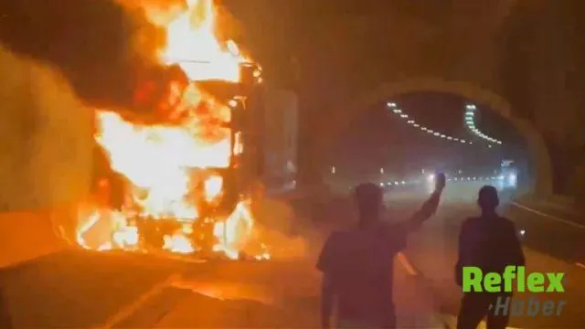 Osmaniye-Gaziantep Otoyolunda Kamyon Alevlere Teslim Oldu