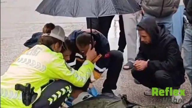 İ̇negöl'de Yaralı Gence Şemsiye Tutan Polise Bakan Çiftçi'den Teşekkür