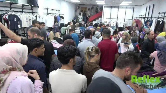 Kahramanmaraş'ta 100 Liralık Kampanya Mağaza Önünde Yoğunluğa Yol Açtı