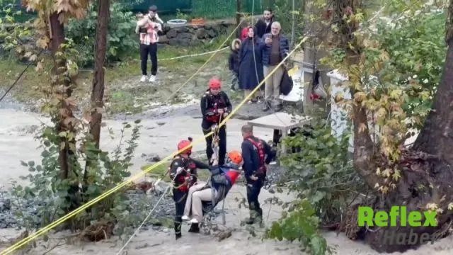 Sapanca’da Taşan Dere Köprüyü Yıktı, 8 Kişi Halatla Kurtarıldı