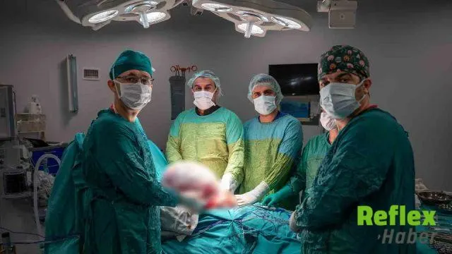Şişkinlik şikayetiyle hastaneye başvurdu: Karnından 15 kiloluk kitle çıkarıldı