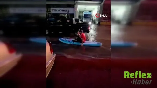 Adapazarı’nda Sel Sularında Sup Board İ̇le İ̇lginç Gezinti