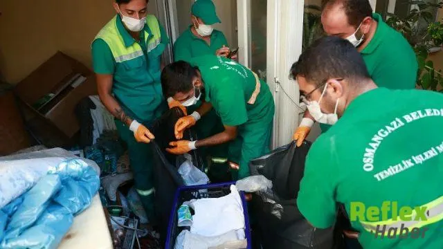 Kötü Koku İ̇hbarı Osmangazi'deki Evden İ̇ki Kamyon Atık Çıkardı