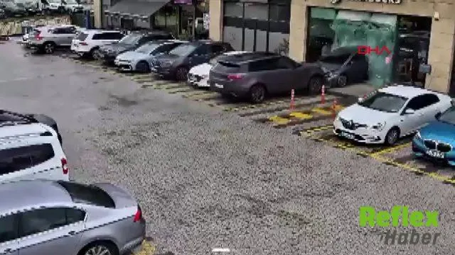 Çekmeköy’de Cip Ve Otomobil Kafeye Girdi: Kaza Kamerada