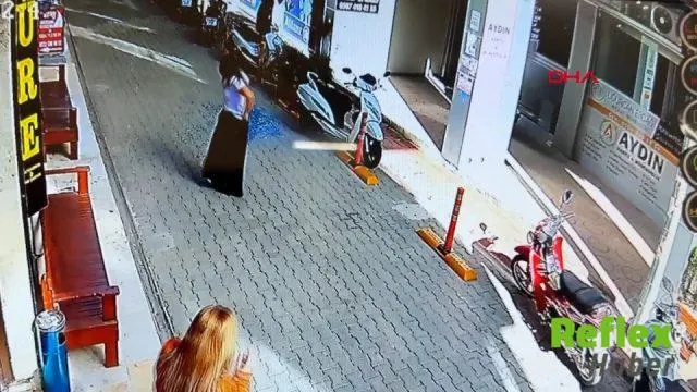 Mersin'de Cam Parçası Sokaktaki Kadının Yanına Düştü