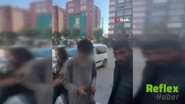 Eskişehir'de Öğrenciden Tespih Parası İ̇steyen Şahıs Kamerada