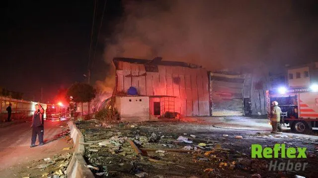 İ̇zmir'in Buca İ̇lçesinde Depo Yangını Söndürüldü