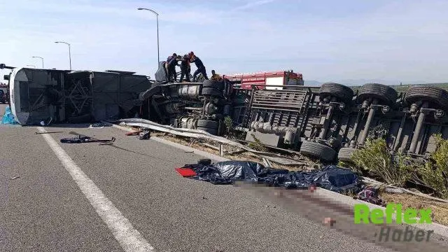 Manisa'da Tır İ̇le Yolcu Otobüsü Çarpıştı: 11 Kişi Hayatını Kaybetti