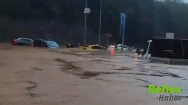Beykoz'da Sağanak Sonrası Yollar Suya Gömdü, Sürücüler Araçlarında Mahsur Kaldı