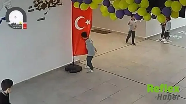 Elazığ'da Minik Öğrenciden Bayrağa Sevgi Dolu Hareket