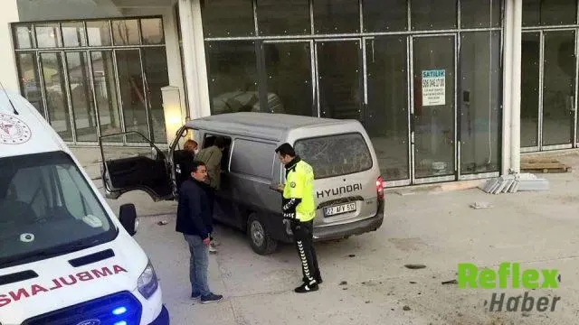 Keşan'da Polisten Kaçan Minibüs Duvara Çarptı: 5 Yaralı