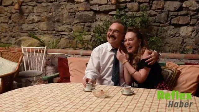 2 Aile Arasında Ekibinden Renkli Afiş Çekimi