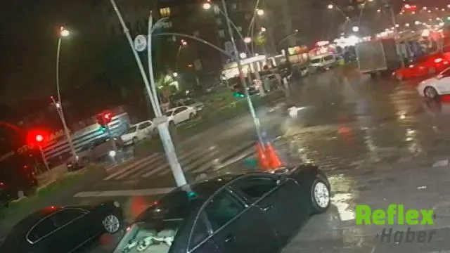 Esenler'de Yağmurda Kontrolden Çıkan Motosiklet Kamyonetin Altına Girdi