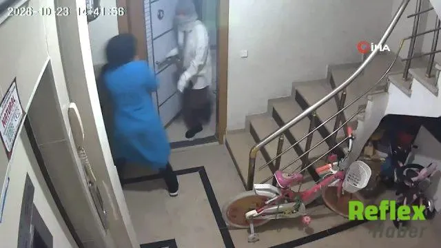 Esenyurt’ta Daire Kapısını Saniyeler İ̇çinde Açan İ̇ki Kadın Kamerada