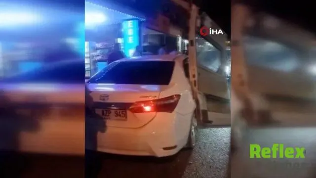 Mersin'de Minibüsün Kapısı Otomobile Asılı Kaldı