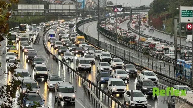 İ̇stanbul’da Yağış Ulaşımı Vurdu, Trafik Yoğunluğu Yüzde 80’e Ulaştı