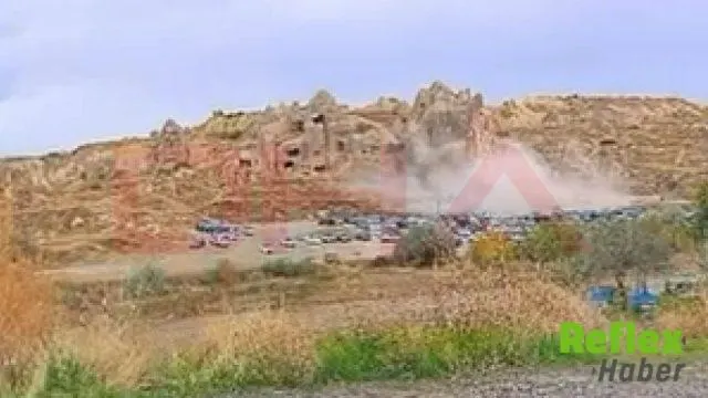 Nevşehir'de Peribacasından Kopan Kayalar Ziyaretçilerin Bulunduğu Alana Düştü