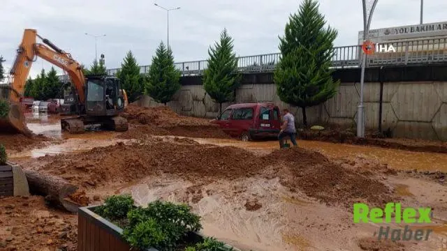 Rize’de sel suları ilçe merkezini kapladı: İki gün önce aldığı aracı suya gömüldü