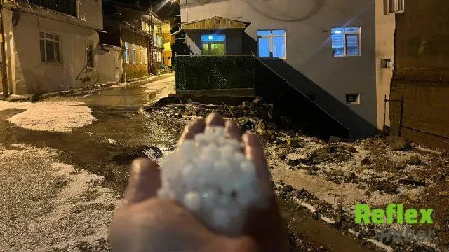 Bayburt'ta Fındık Büyüklüğündeki Dolu Sokakları Beyaza Bürüdü