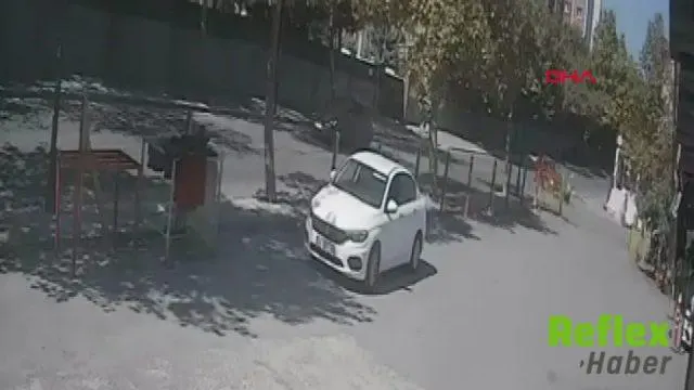 Silivri’de otomobil ile skuter çarpıştı: Kaza anı kamerada