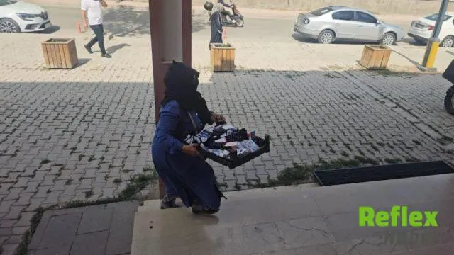 Hatay'da polis memurları arızalanan aracı itti | VİDEO İZLE