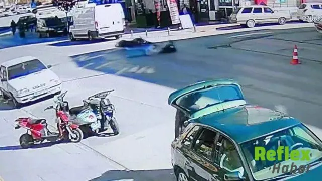 Karaman’da Motosiklet Minibüsün Altında Kaldı