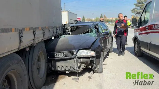 Kütahya’da Otomobil Tırın Dorsesine Saplandı: Sürücü Yaralandı