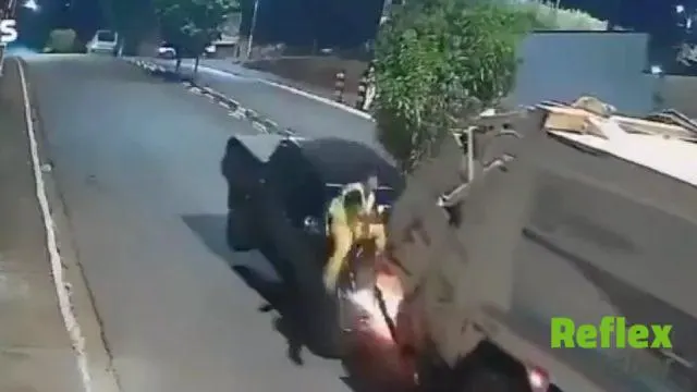 Brezilya'da Çöp Kamyonuna Çarpan Kamyonet İ̇şçiyi Ezmekten Son Anda Kurtuldu