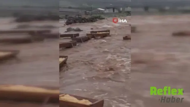 Çermik'te Sel Suları İ̇ki Menfez Köprüyü Yıktı
