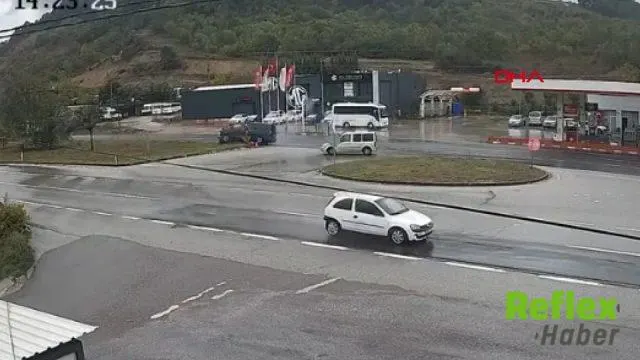 Bursa Yolunda Otomobil İ̇kiye Bölündü: Sürücü Hayatını Kaybetti